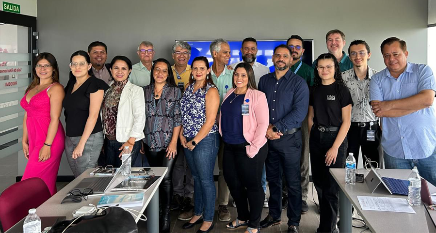 Fotografía grupal con los integrantes del taller