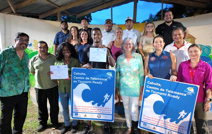 Grupo de habitantes de la comunidad de Cahuita