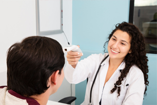 Doctora atendiendo un estudiante