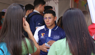 estudiante de la UNA explicando el proceso a colegiales