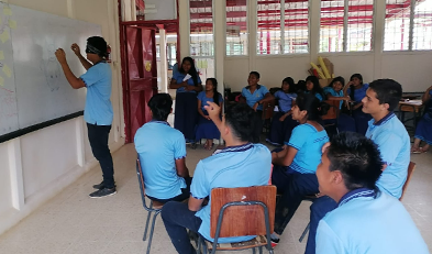 grupo de colegiales en un aula