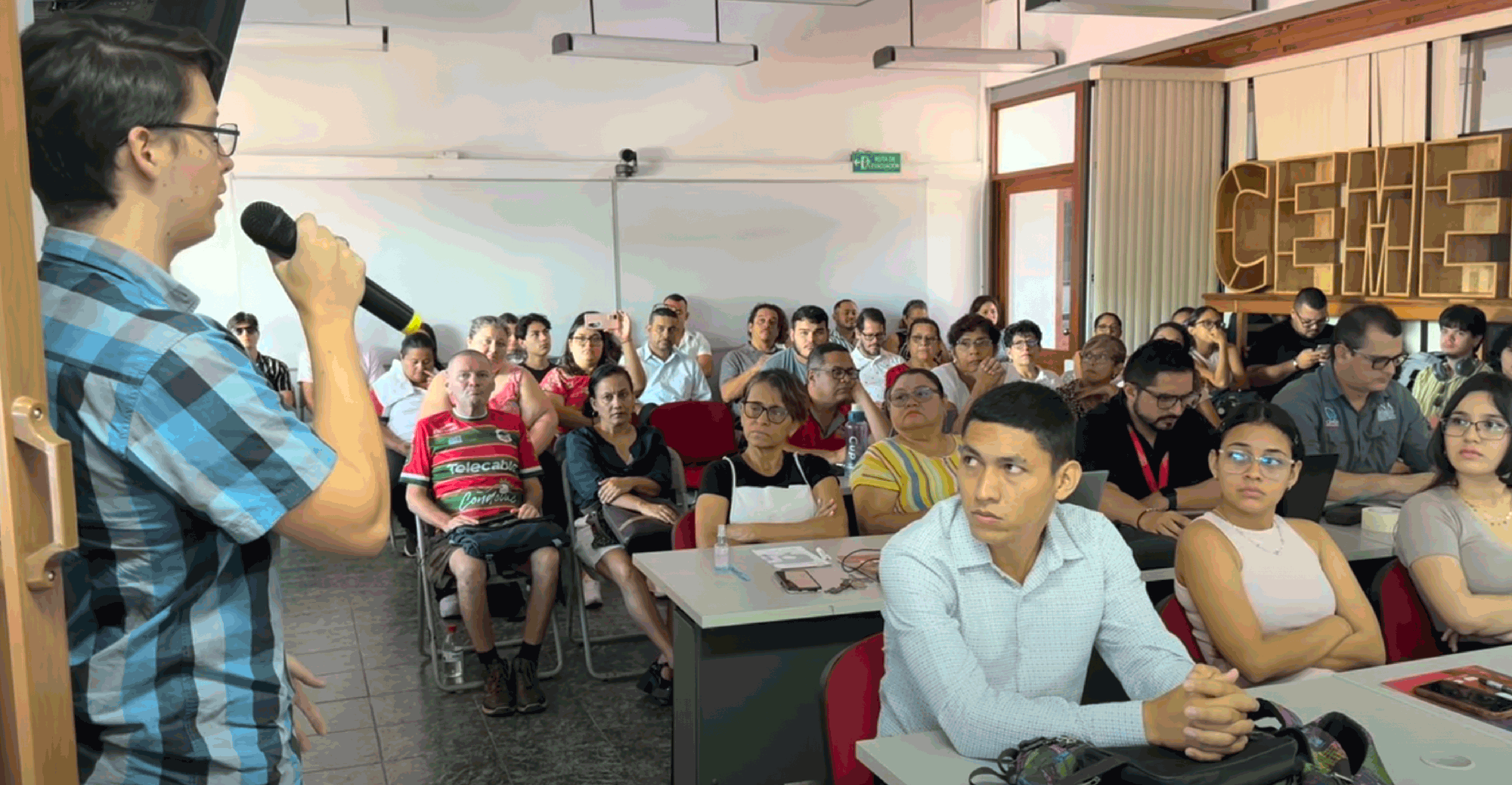 Fotografía de un grupo de participantes a la actividad