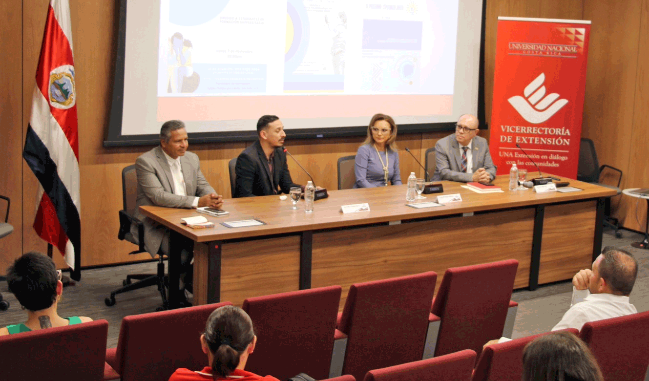 Fotografía de la presentación a la extensión universitaria