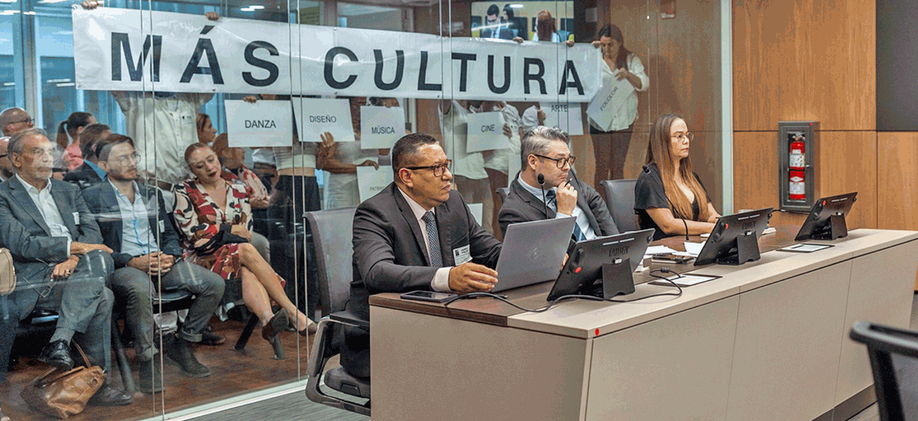 foto de artistas en la barra de prensa de la asamblea legislativa