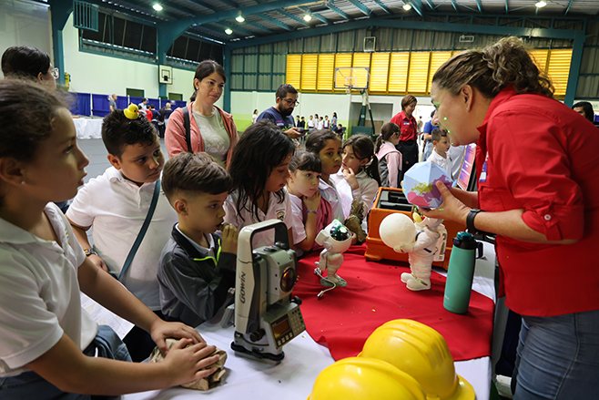 Niños participando de la actividad