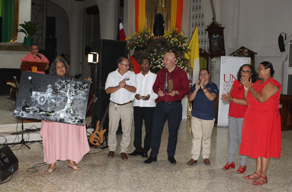 Fotografía del tributo con Guadalupe Urbina