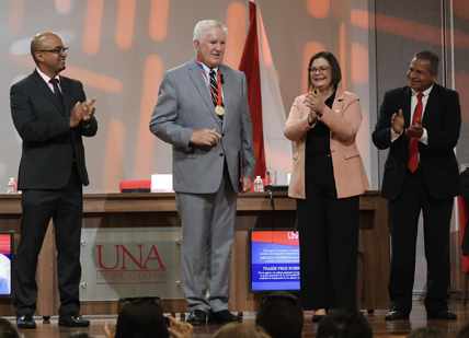 Entrega de la medalla al escritor