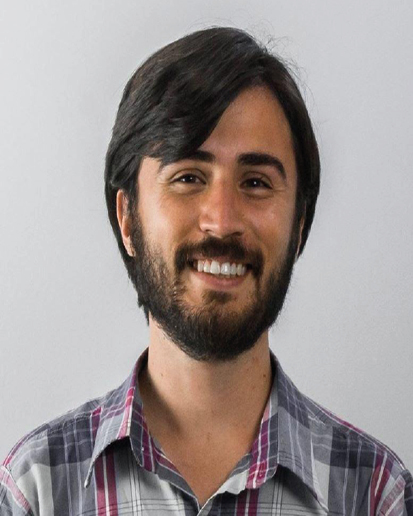 Hombre sonriendo con camisa de cuadros

Descripción generada automáticamente