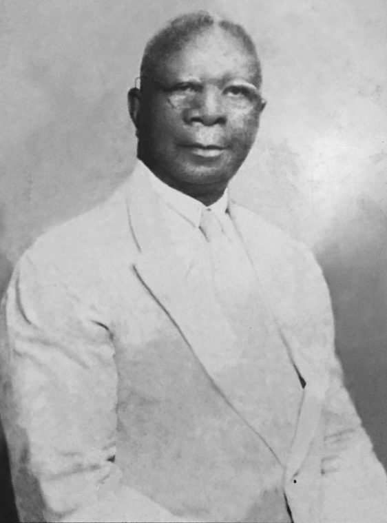 Foto en blanco y negro de un hombre

Descripción generada automáticamente
