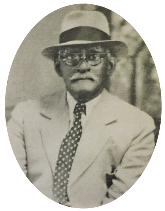 Foto en blanco y negro de un hombre con traje y sombrero

Descripción generada automáticamente
