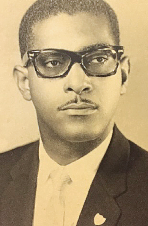 Foto en blanco y negro de un hombre con lentes

Descripción generada automáticamente con confianza media